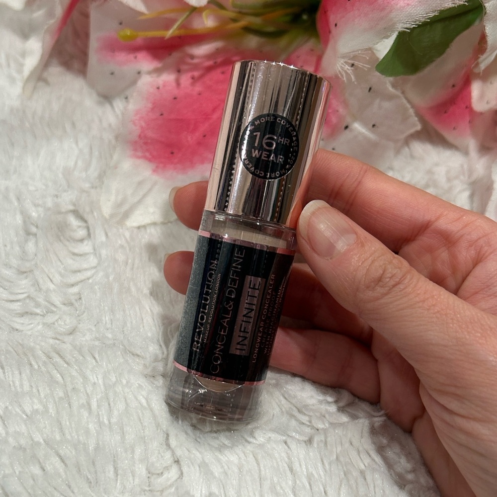 Revolution Infinite Conceal & Define Foundation - Natural Cream C3.5